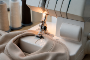 Surjeteuse cousant une encolure ronde en jersey, illustrant la couture en rond
